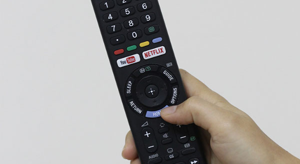 Nhấn nút Home trên điều khoản của Smart Tivi