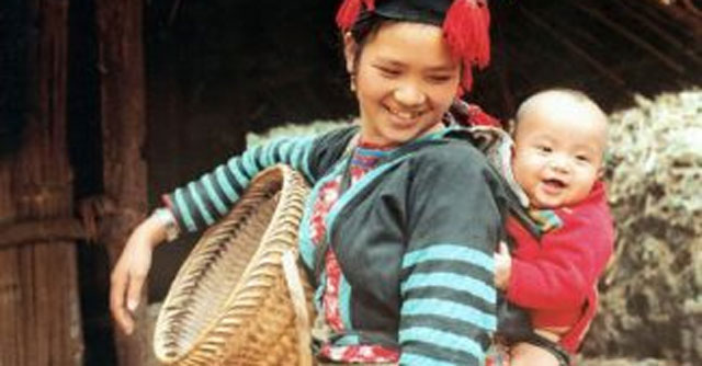 Hình ảnh người mẹ trong bài thơ Khúc hát ru những em bé lớn trên lưng mẹ