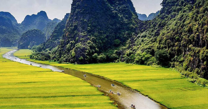 Đất nước: Là quốc gia được thiên nhiên đã ban tặng nhiều cảnh đẹp tuyệt vời, Việt Nam với đất trời, con người, văn hóa tự hào được truyền bá khắp thế giới. Hãy đến và khám phá những miền đất tuyệt vời ấy để nhận lấy nhiều trải nghiệm thú vị và ý nghĩa để đem về cho mình những ký ức đẹp nhất.