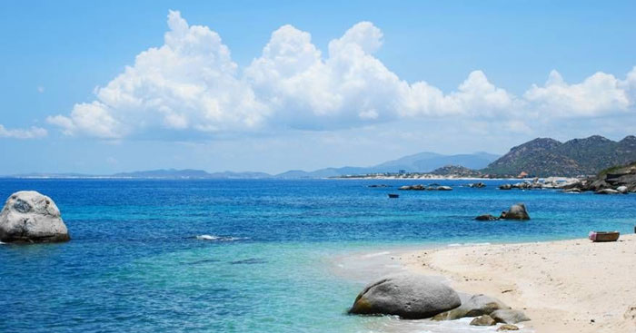 Sầm Sơn là một điểm đến nổi tiếng ở miền Trung Việt Nam với bãi biển trải dài và cát trắng lấp lánh. Bức ảnh này sẽ khiến bạn khám phá và yêu thích vẻ đẹp của Sầm Sơn với những đường cong dịu dàng trên bờ biển và đồi núi xanh rì.
