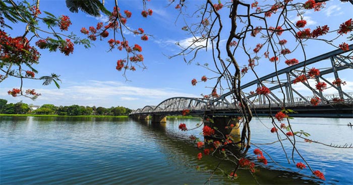 Sông Hương huyền thoại và lịch sử là một trong những điểm đến nổi tiếng ở Huế. Hình ảnh vết dầu trên sông Hương làm nổi bật rõ sự mạnh mẽ trong tình yêu quê hương và sự giải cứu môi trường.