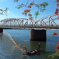 Cảm nhận vẻ đẹp sông Hương khi chảy vào thành phố Huế