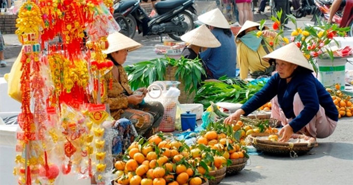 Phiên chợ Tết là nơi quy tụ đầy đủ những nét văn hóa truyền thống của người Việt. Tại đây, bạn sẽ được tham quan và mua sắm những sản phẩm phong phú, đa dạng đến từ khắp các miền đất nước. Hãy đến phiên chợ Tết để trải nghiệm một mùa xuân đầy sắc màu!
