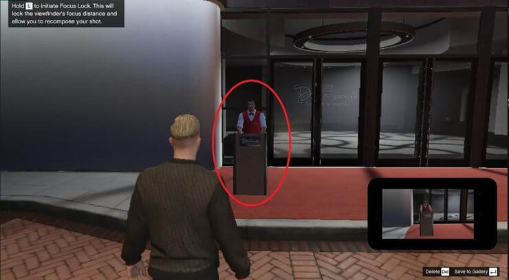 Lễ tân ở trước cửa sòng bạc trong GTA 5