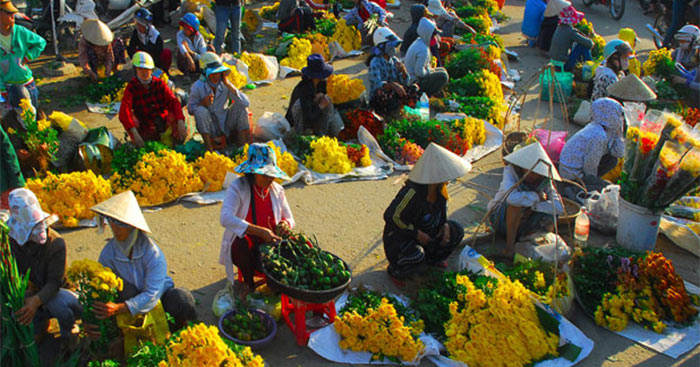 Chợ hoa Tết là một trong những điểm đến không thể bỏ qua dịp đón Tết tại Việt Nam. Tại đây, bạn có thể tìm thấy những chậu hoa đẹp nhất đón Tết, hãy xem ảnh chợ hoa để cảm nhận sự đa dạng và hoa lộng lẫy trong không gian rực rỡ của chợ hoa Tết.