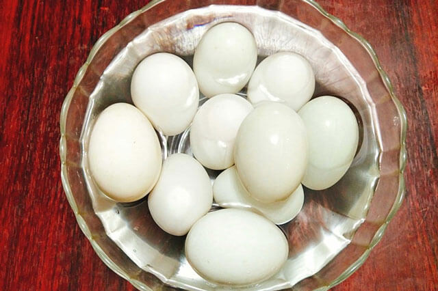 Rửa sạch trứng 