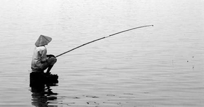 hãy tả lại hình ảnh một cụ già đang ngồi câu cá bên hồ