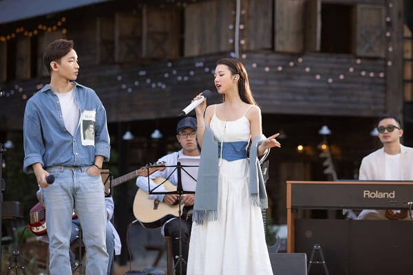 Hoàng Dũng và Amee biểu diễn Nàng thơ trong Dreamee - the 1st live acoustic show