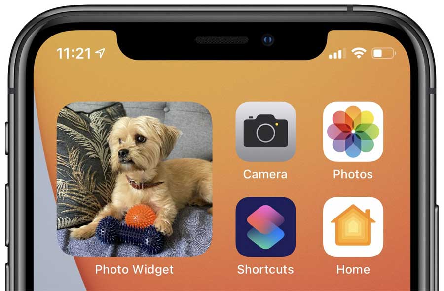 Widget Photos trên iOS 14 giúp bạn dễ dàng đổi ảnh nổi bật trên màn hình chính của điện thoại. Bạn chỉ cần chọn ảnh yêu thích và kéo thả nó vào widget, mọi thứ sẽ được tự động cập nhật. Xem hình ảnh để biết thêm chi tiết về cách sử dụng widget này.