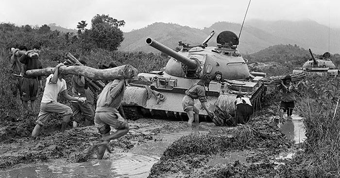 So sánh chiến lược Chiến tranh đặc biệt với chiến lược Việt Nam hóa chiến tranh Ôn tập Lịch sử 12